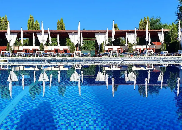 Garden Club - & Restaurant - Free Outdoor Pool & Parking